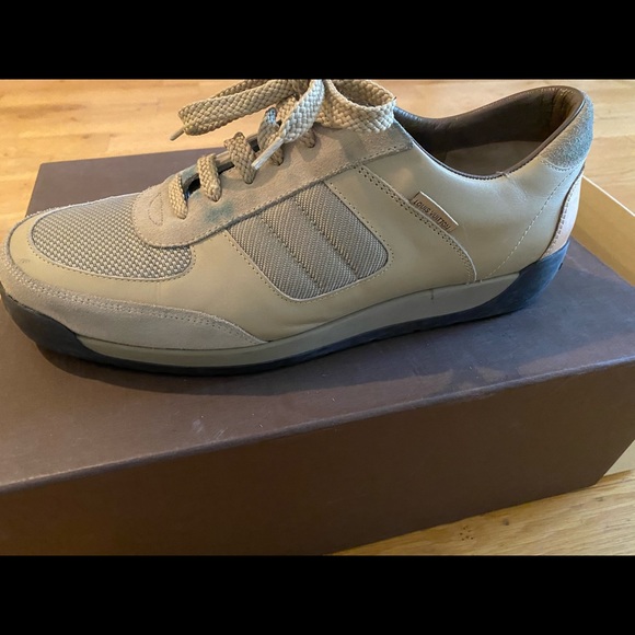 Stylish LV sneakers - Picture 2 of 2